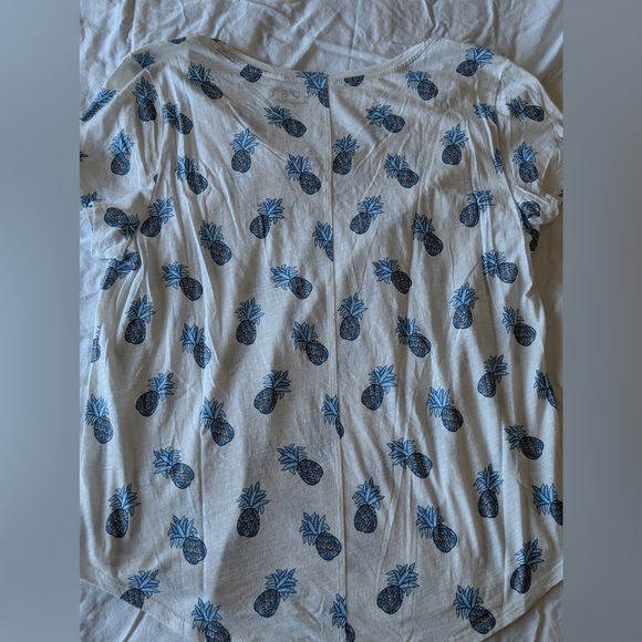Women’s white tee w/ pineapples Size XL - Picture 3 of 10